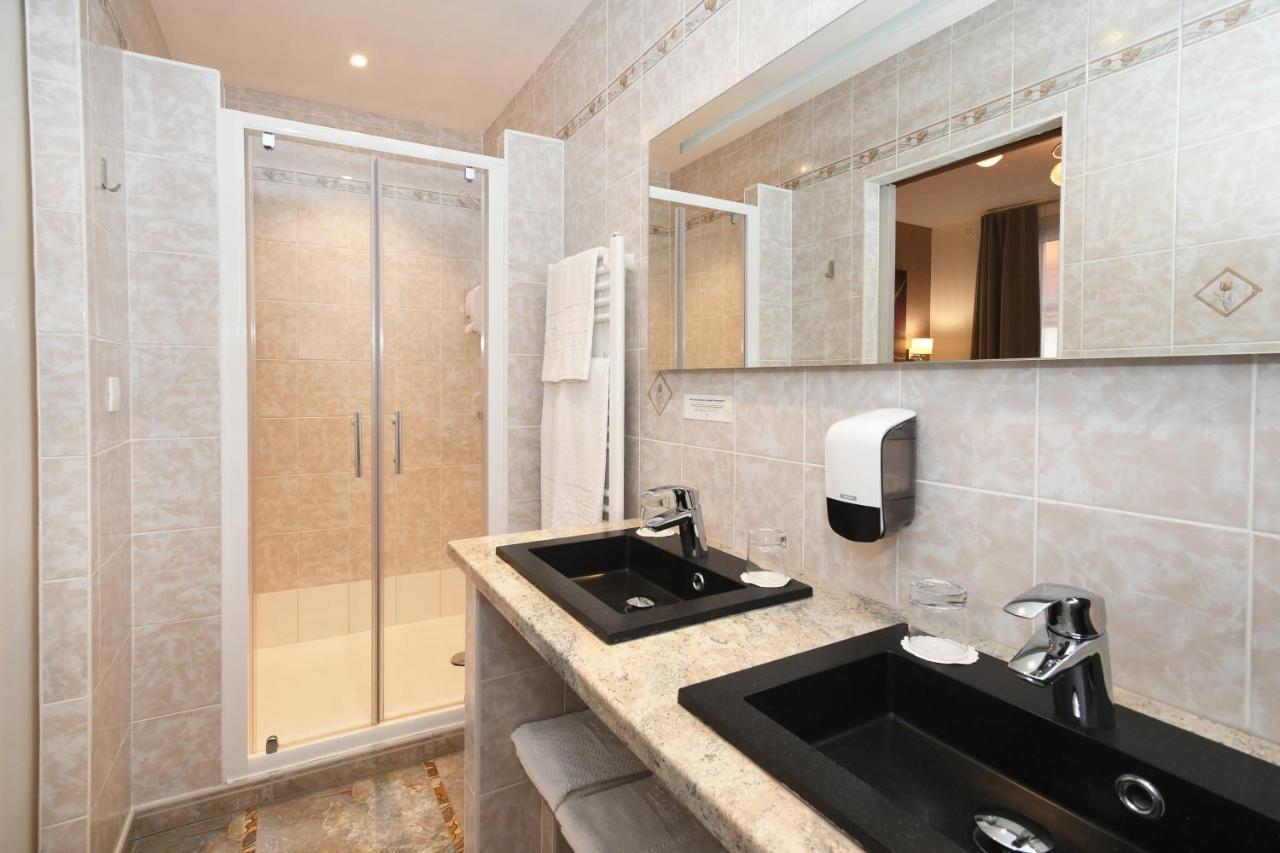 Logis Hotel Du Centre - Halte Ideale En Cyclotourisme Avec Garage A Velos Clos โมลไชม์ ภายนอก รูปภาพ