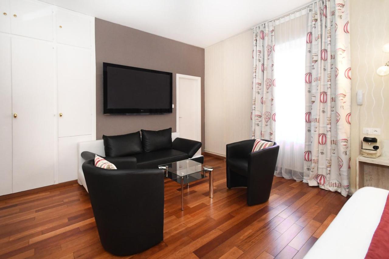 Logis Hotel Du Centre - Halte Ideale En Cyclotourisme Avec Garage A Velos Clos โมลไชม์ ภายนอก รูปภาพ