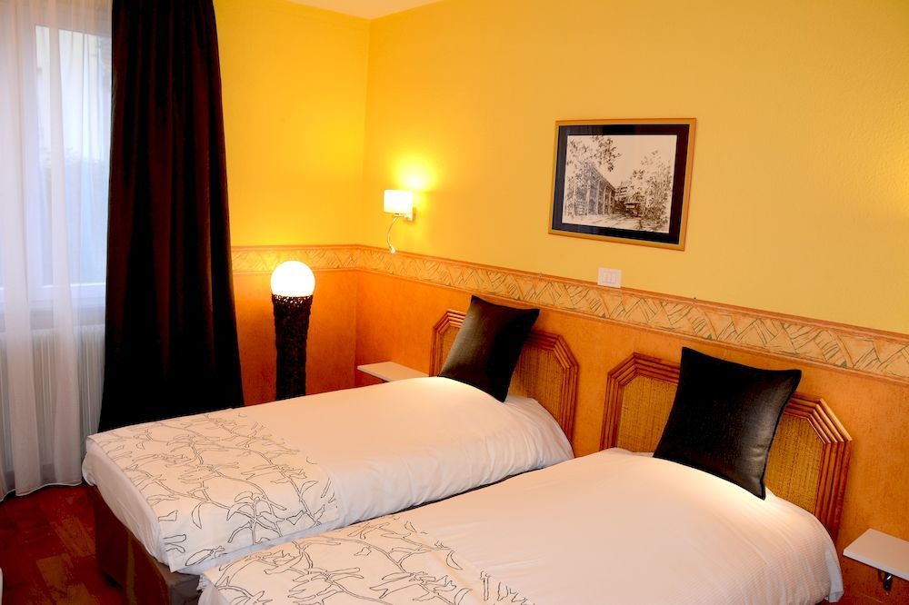 Logis Hotel Du Centre - Halte Ideale En Cyclotourisme Avec Garage A Velos Clos โมลไชม์ ภายนอก รูปภาพ