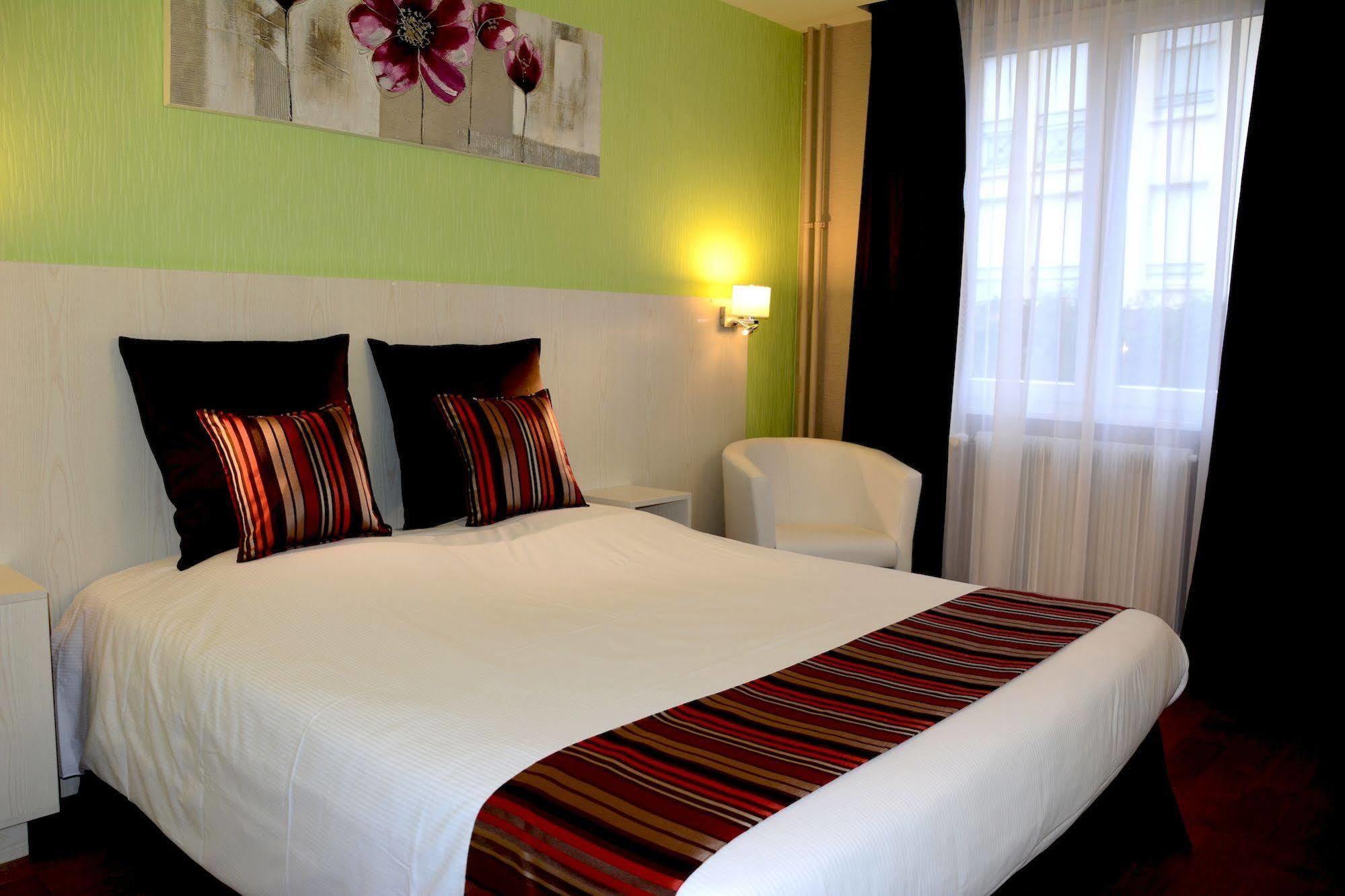Logis Hotel Du Centre - Halte Ideale En Cyclotourisme Avec Garage A Velos Clos โมลไชม์ ภายนอก รูปภาพ