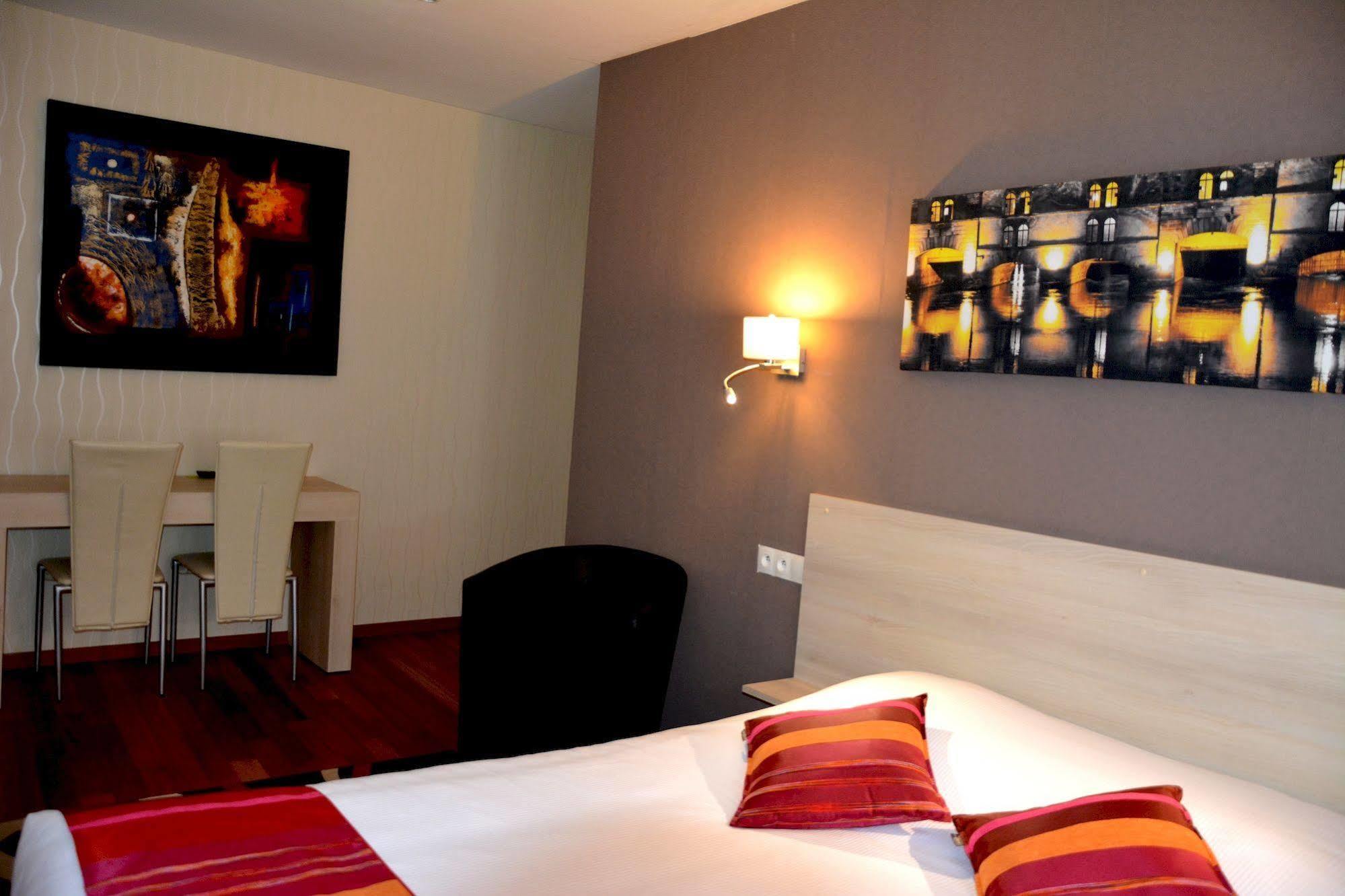 Logis Hotel Du Centre - Halte Ideale En Cyclotourisme Avec Garage A Velos Clos โมลไชม์ ภายนอก รูปภาพ