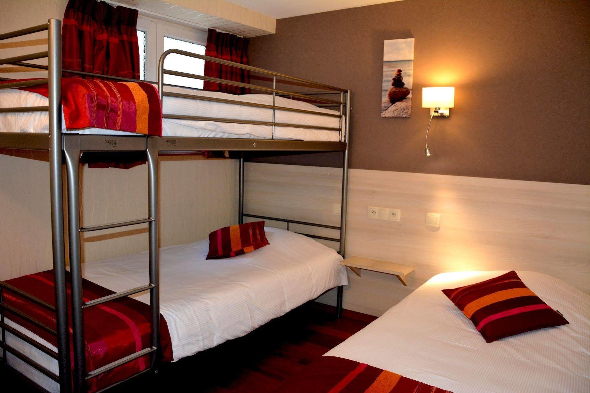 Logis Hotel Du Centre - Halte Ideale En Cyclotourisme Avec Garage A Velos Clos โมลไชม์ ภายนอก รูปภาพ