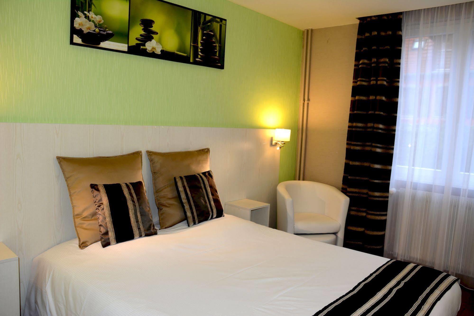 Logis Hotel Du Centre - Halte Ideale En Cyclotourisme Avec Garage A Velos Clos โมลไชม์ ภายนอก รูปภาพ