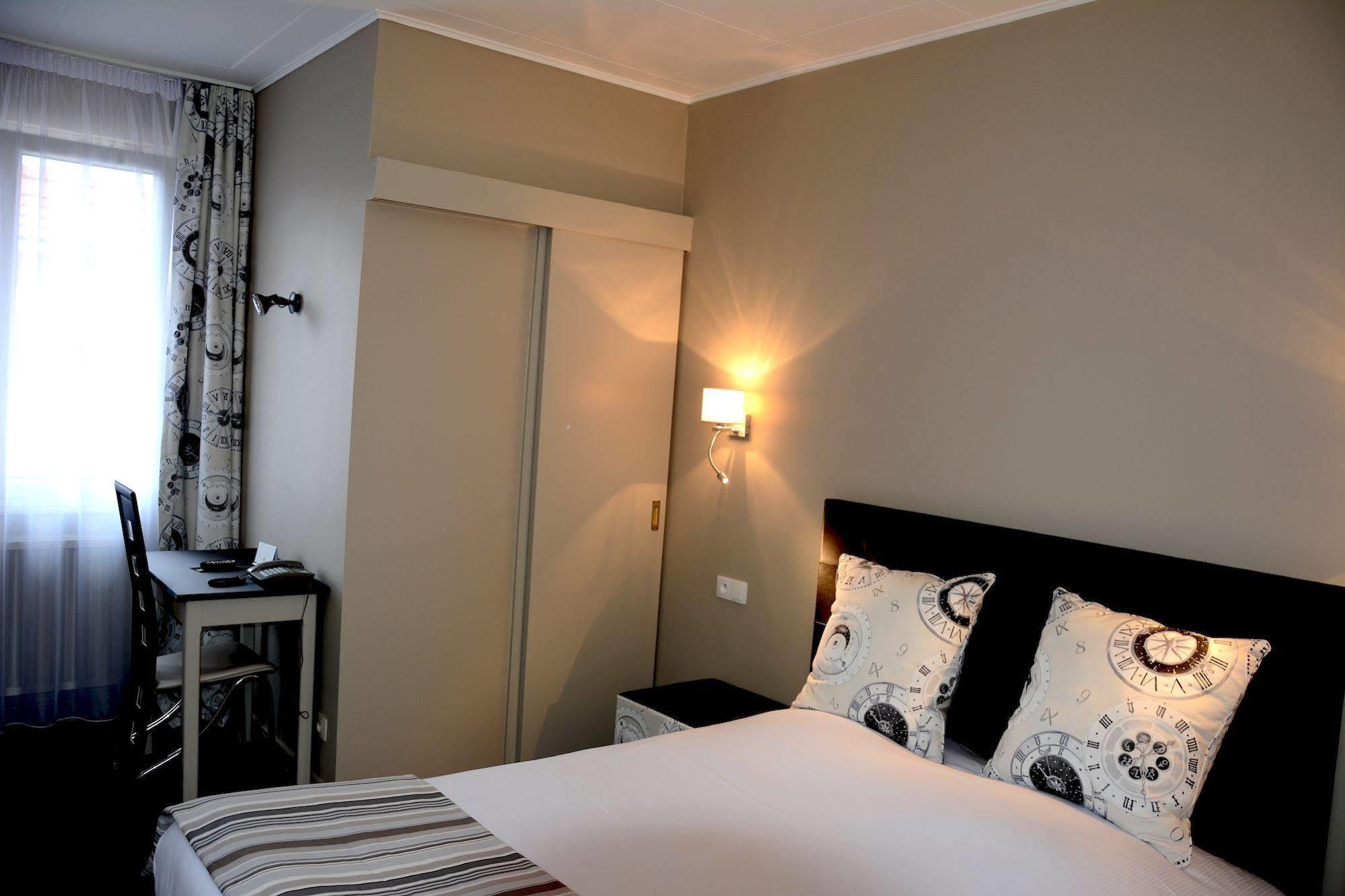Logis Hotel Du Centre - Halte Ideale En Cyclotourisme Avec Garage A Velos Clos โมลไชม์ ภายนอก รูปภาพ