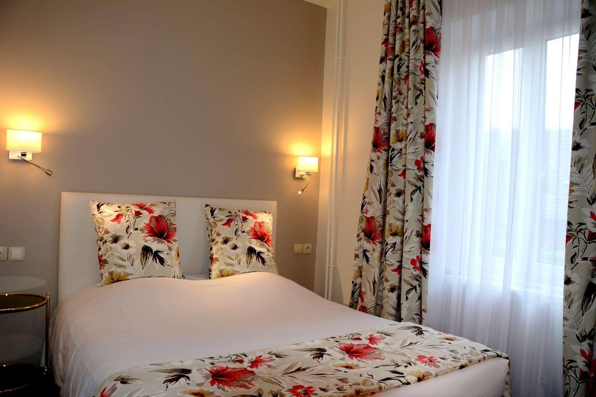 Logis Hotel Du Centre - Halte Ideale En Cyclotourisme Avec Garage A Velos Clos โมลไชม์ ภายนอก รูปภาพ