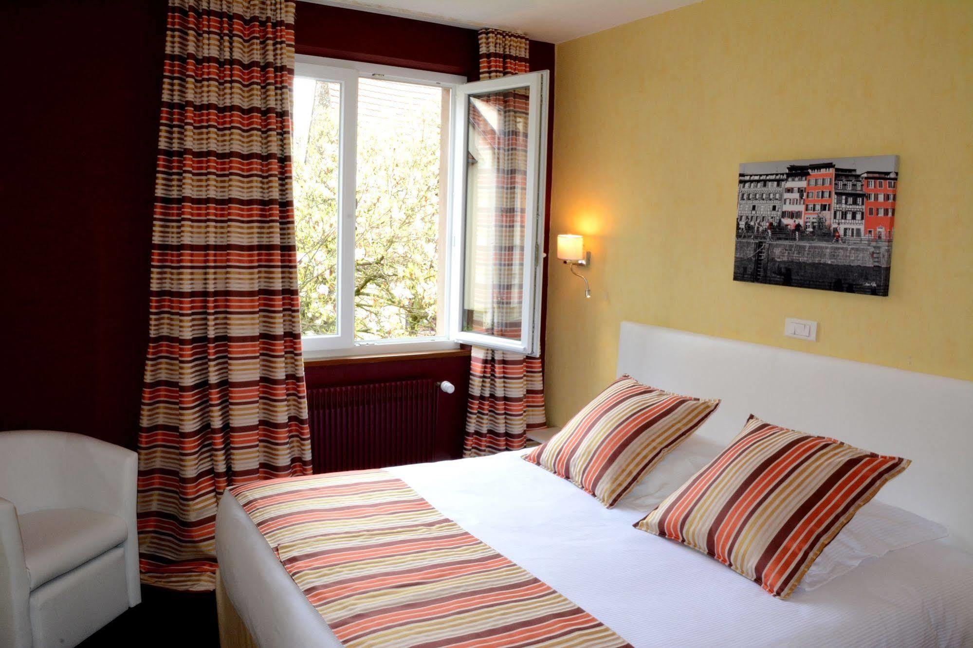Logis Hotel Du Centre - Halte Ideale En Cyclotourisme Avec Garage A Velos Clos โมลไชม์ ภายนอก รูปภาพ